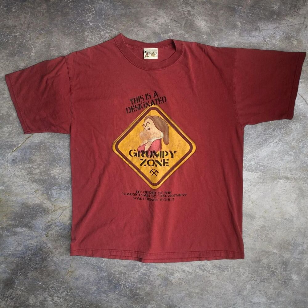 Disney Men's Red and Burgundy T-shirt‎